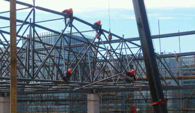 汾阳论网架装配施工中搭设脚手架应当留神的事故